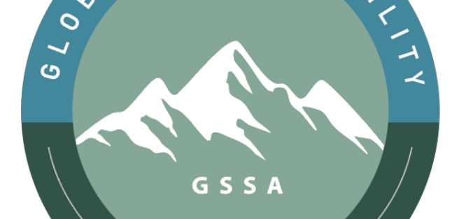 Rundes Logo mit einem Bergmotiv in der Mitte. Der Text &quot;Global Sustainability Ski Alliance&quot; umkreist das Bild. Farben sind Blau und Grün.